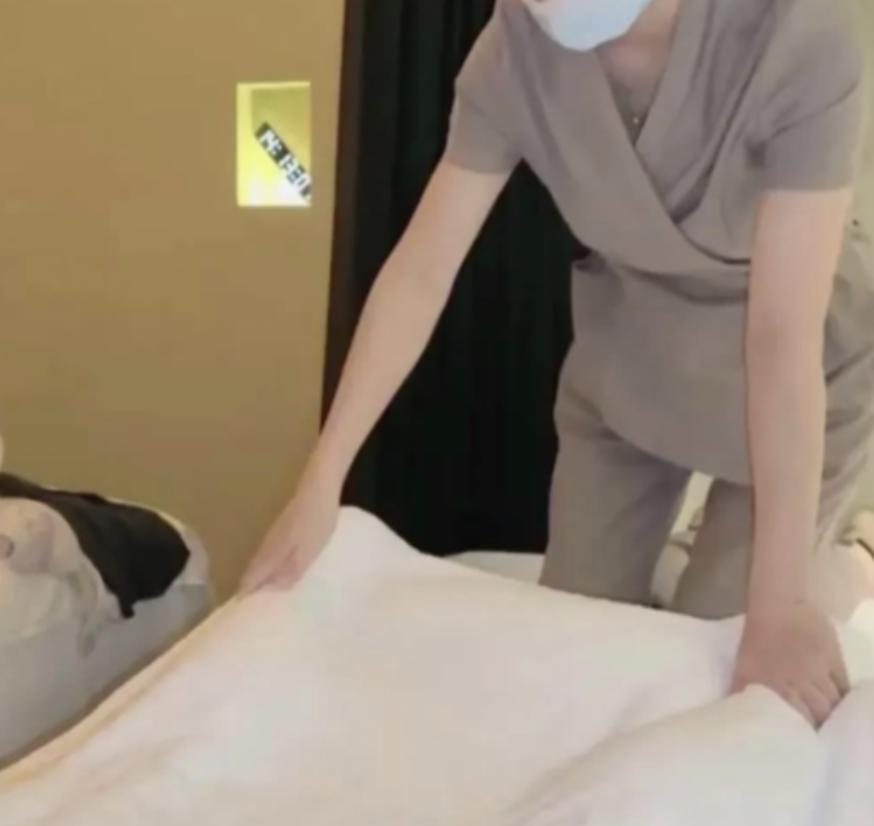 贵州，一男子喝完酒后醉醺醺的去足浴店做按摩，跟女技师商定了服务项目，之后就接受了