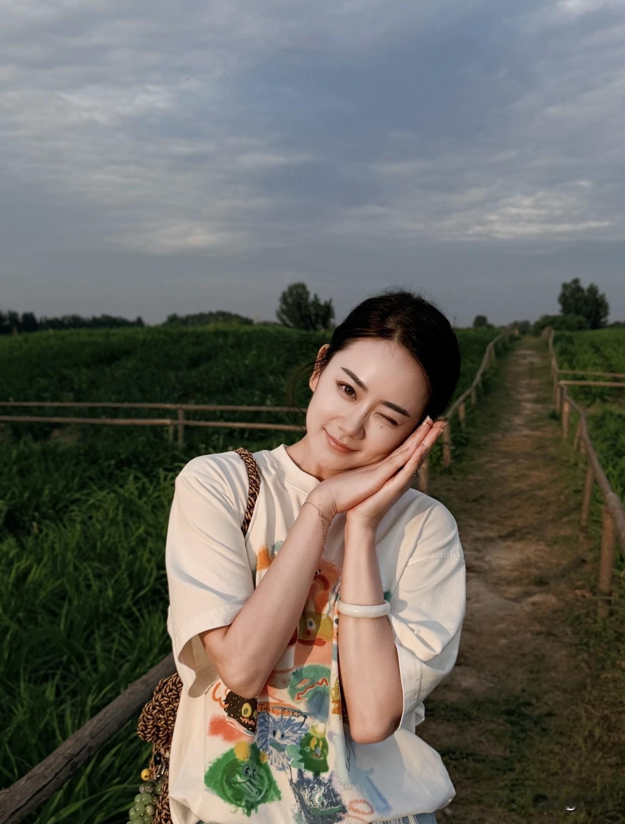 公园美丽景随拍笑靥如花映碧空，绿野仙踪入画来。
