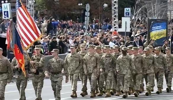 美国阅兵鲜为人知的事，我也是刚看到:其一，美国人观看阅兵需要购票，且票价分为