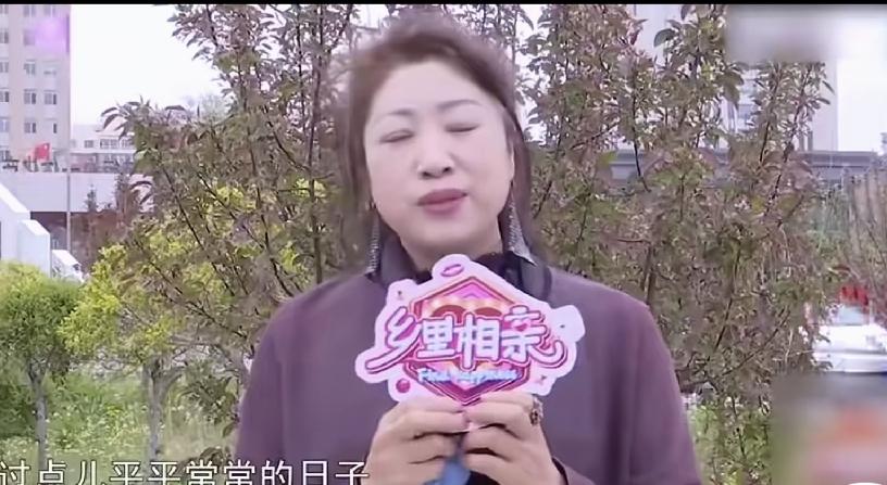 大爷和大妈相亲，大爷说还想要个孩子，大妈说不想生，因为费用很大。大爷问大妈有没