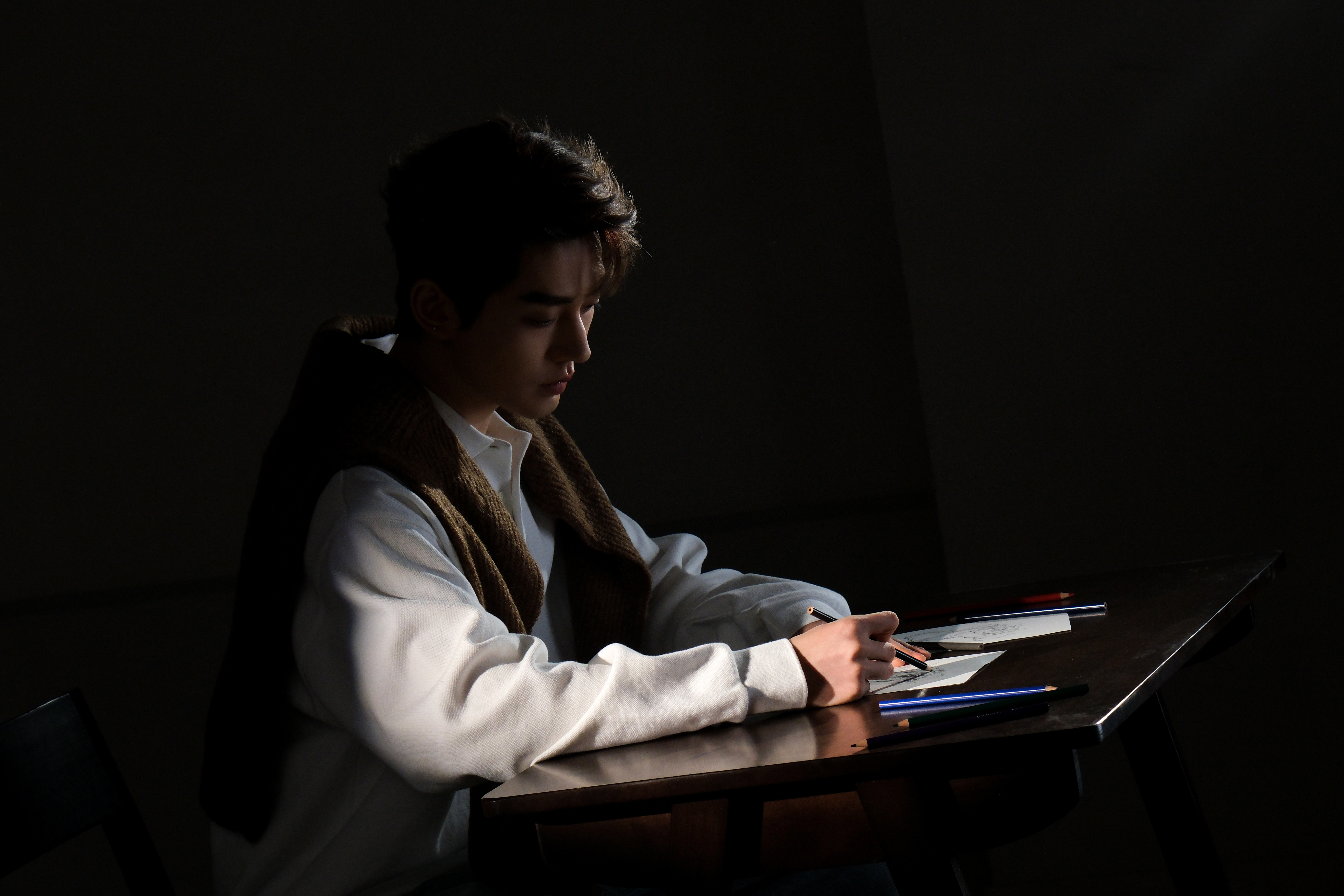 邓为×SABON来自一组花絮侧拍，静谧、温柔，纯白系少年，连呼吸都带着芬芳的