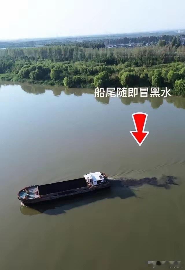 我怀疑过是施工淤泥，也怀疑过是河道清淤废料，但当看到“渔猎齐哥”无人机拍下的画面