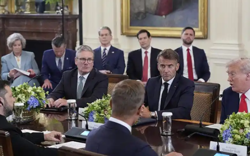 被特朗普轮番羞辱，欧洲政客终于明白了，为何中方从不直接介入冲突，欧洲七大政客主动