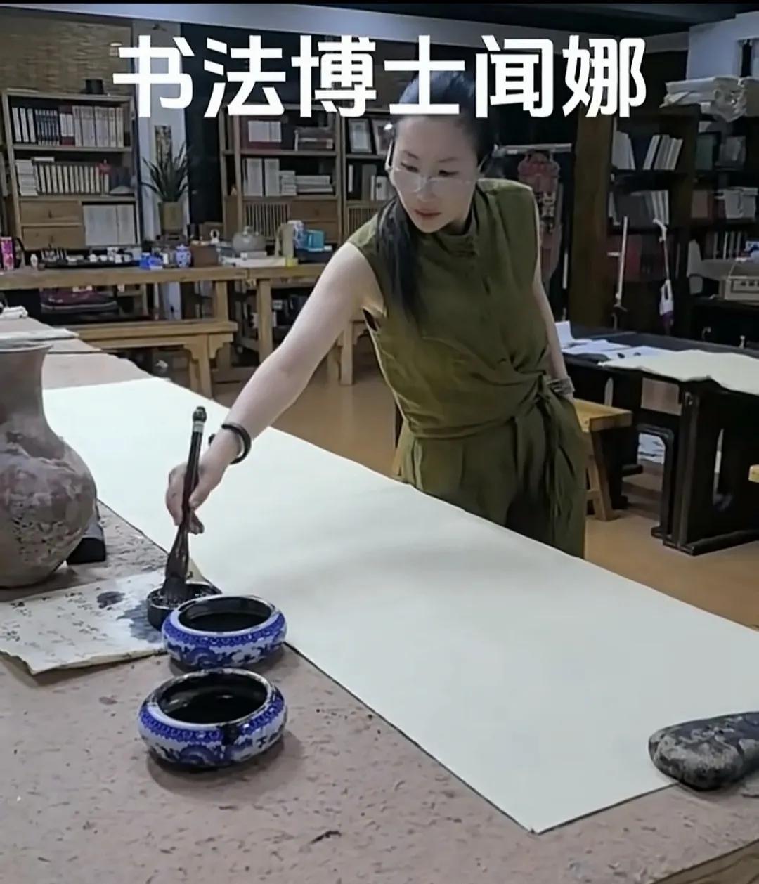 目前，这位书法女博士很火，经常看到她的写字视频，笔走龙蛇，气势磅礴，大家来看看他