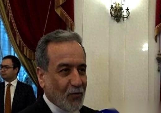 伊朗外长阿拉格齐刚到俄罗斯，就隔空给了特朗普一个响亮的“耳光”。前脚特朗普刚在