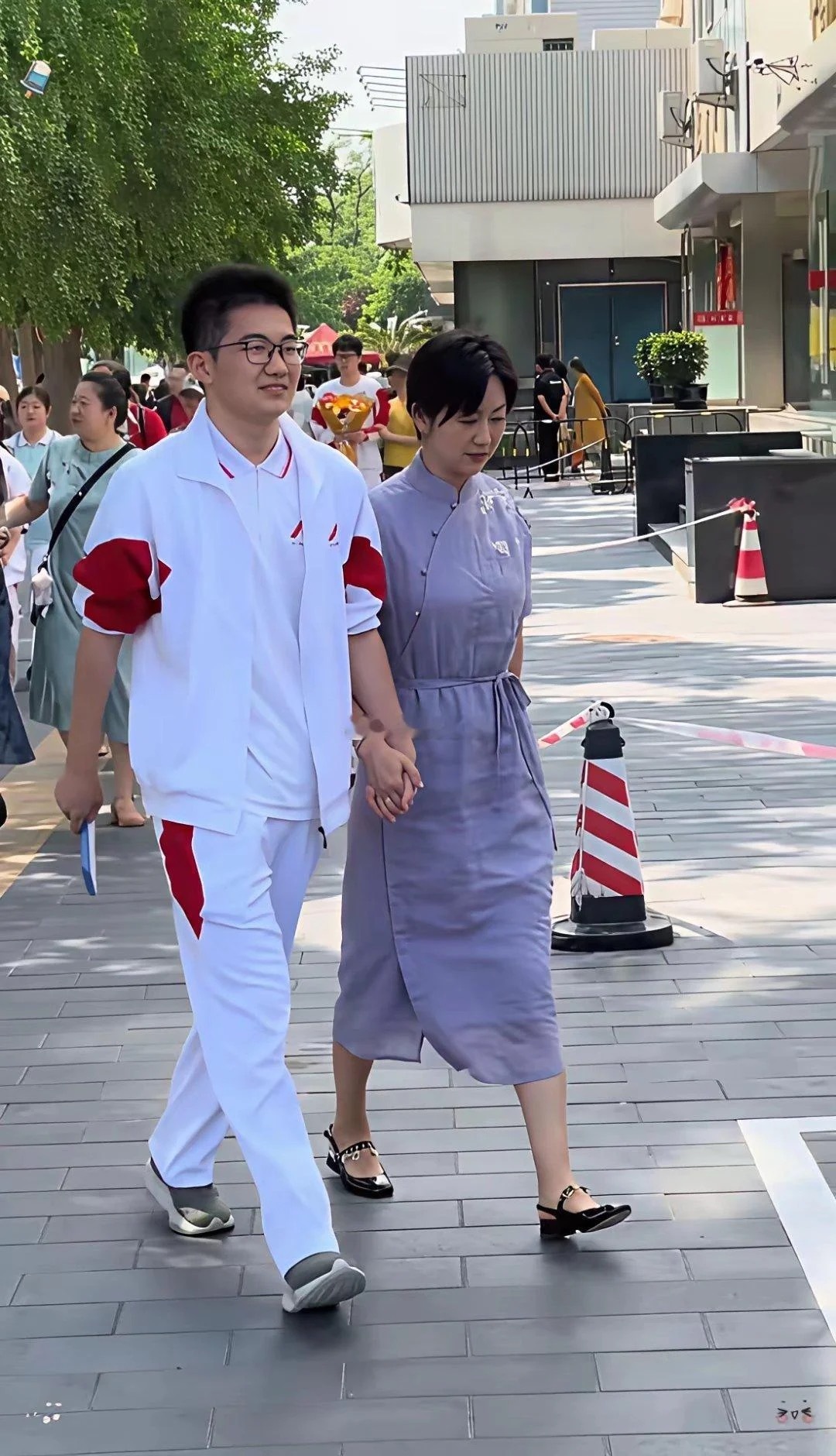 人大附中，妈妈接出考场的儿子，气场全开，好像短剧里的画面
