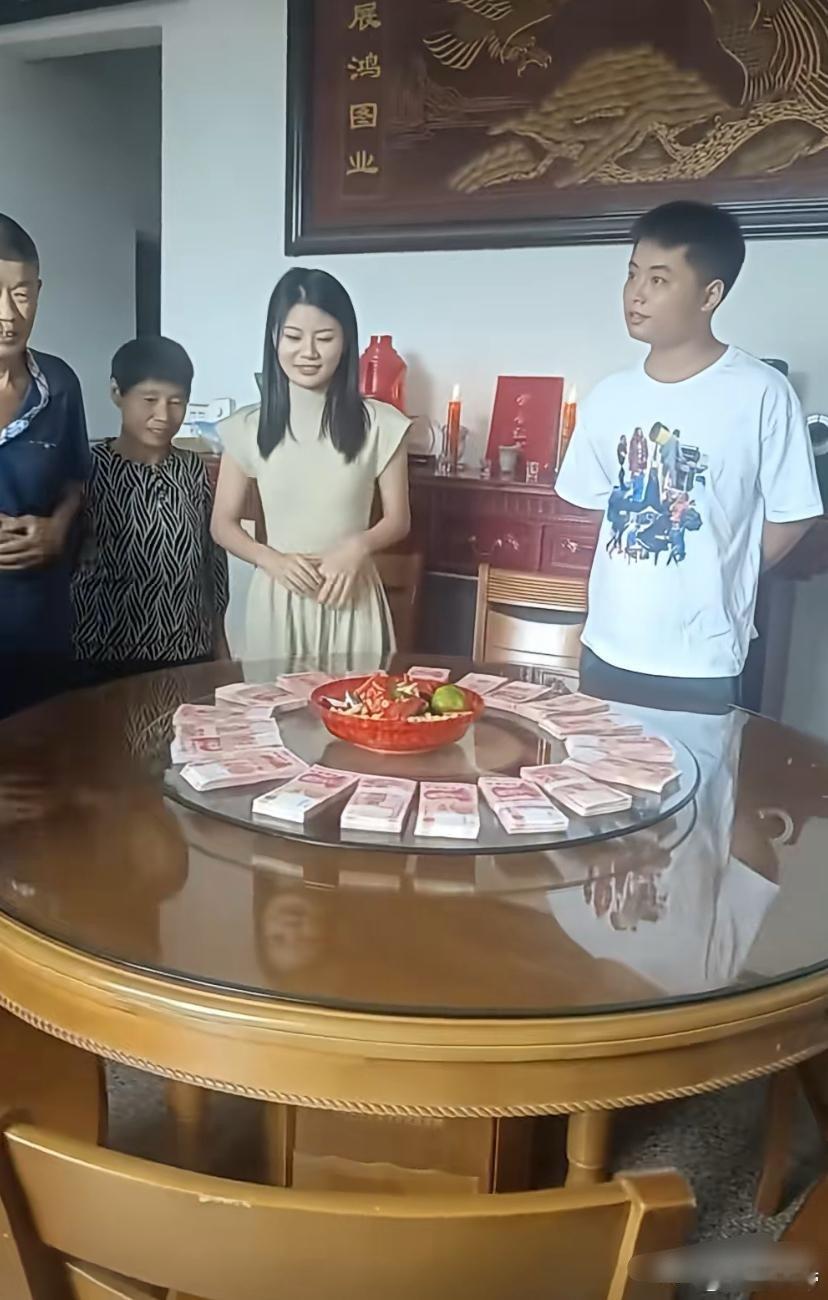 一个家庭笑了，一个家庭哭笑不得，男的看着桌上的钱，说不出的心酸