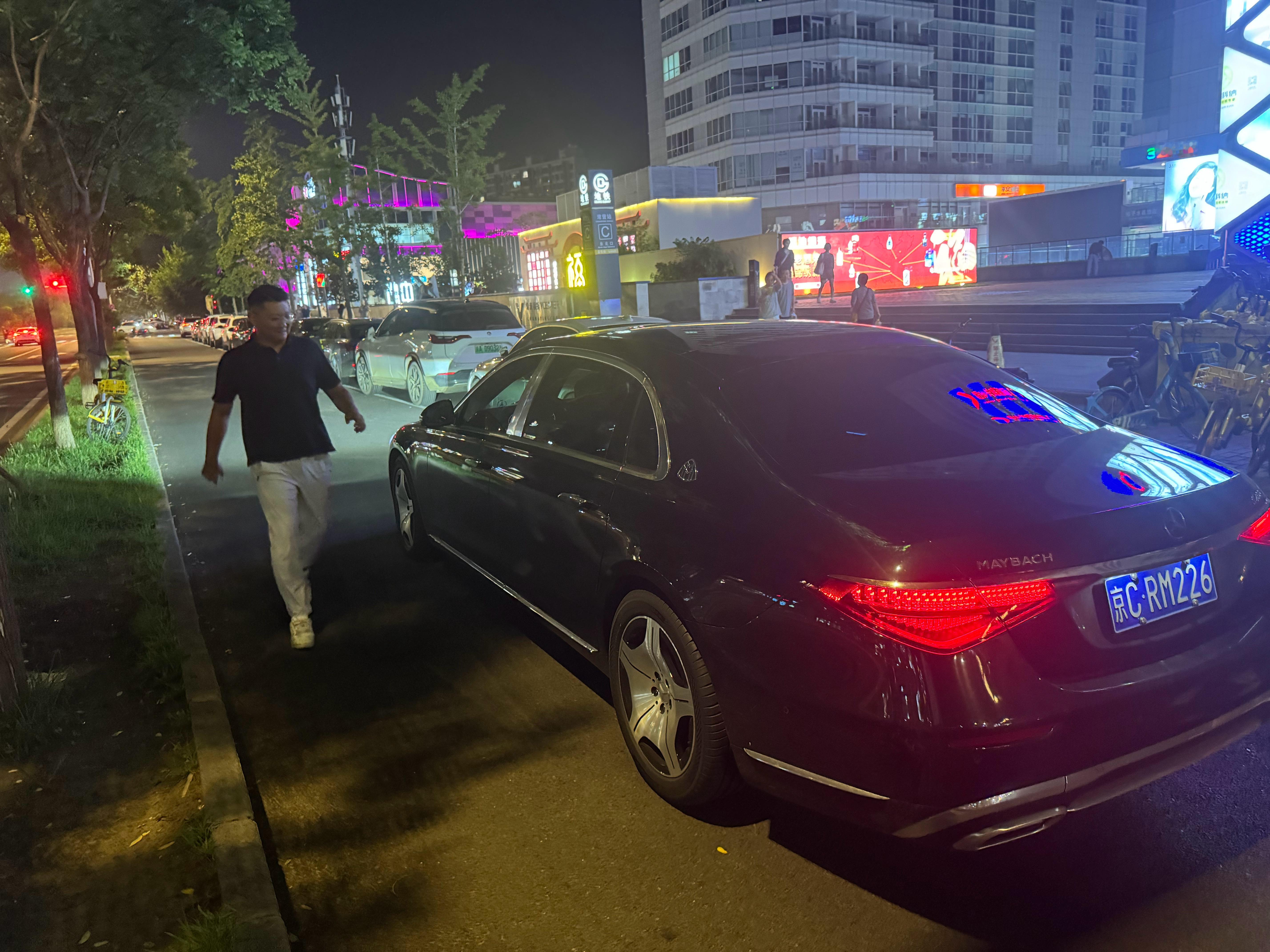 总算来一个人了，开着迈巴赫洋洋洒洒的就过来了。这迈巴赫咋这么眼熟呢？这又把谁的