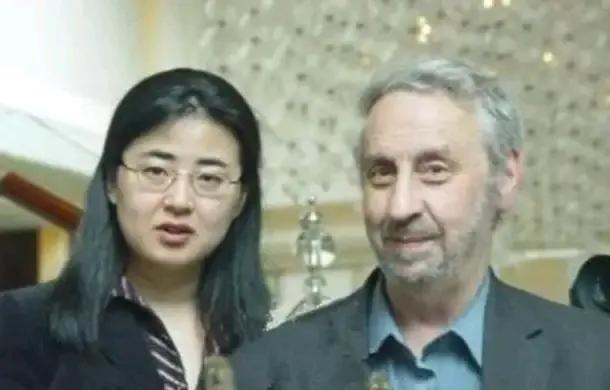 1999年，28岁北大才女田晓菲嫁给53岁美国导师，父母气的咬牙切齿，