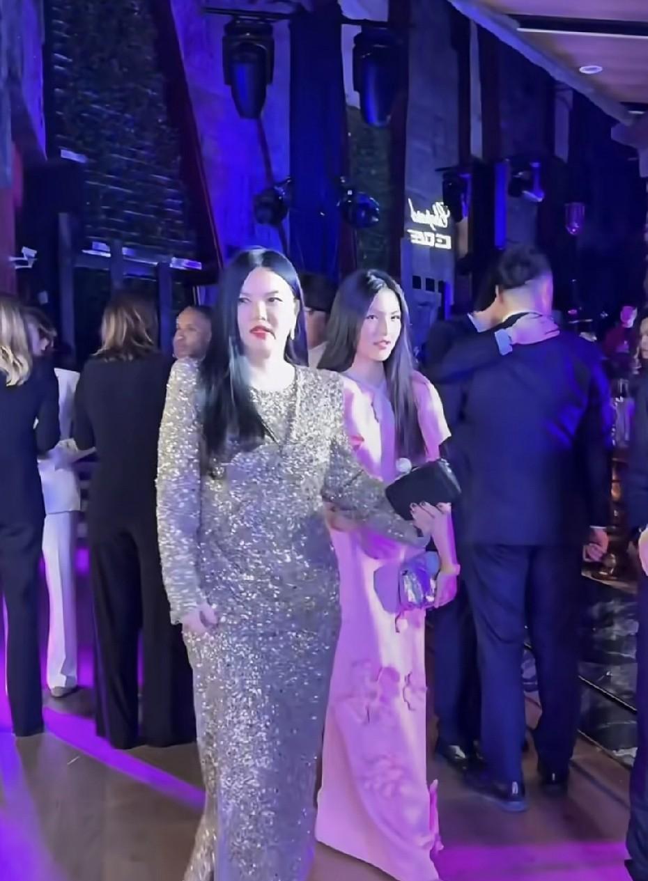 这场名流局的尴尬，差的何止是穿搭？萧邦之夜的画风太割裂了——李湘母女满身钻