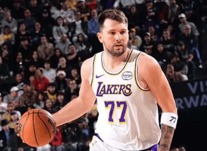 看东契奇如今在湖人攻防两端挣扎的模样，我这老球迷的心像被揪着疼——去年还