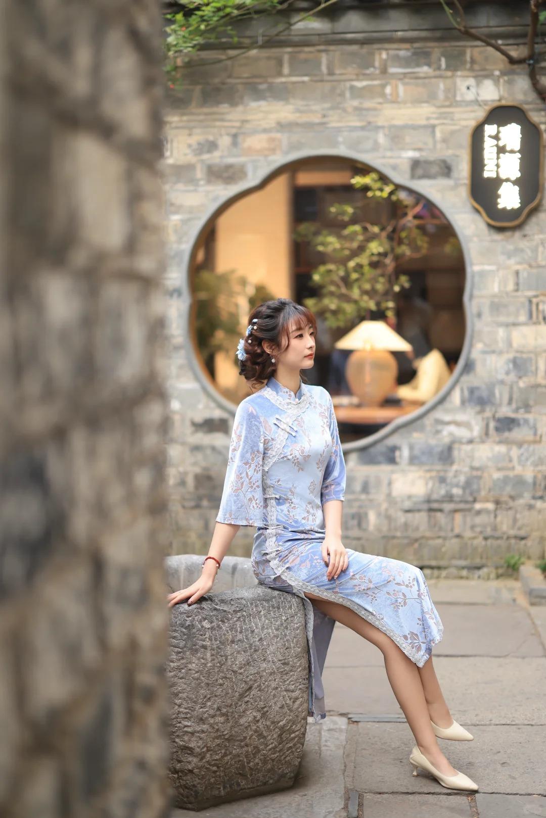 晒图笔记大赛宴会厅的水晶灯亮起来时，几位大小姐的旗袍便成了焦点。张家小姐着月白苏