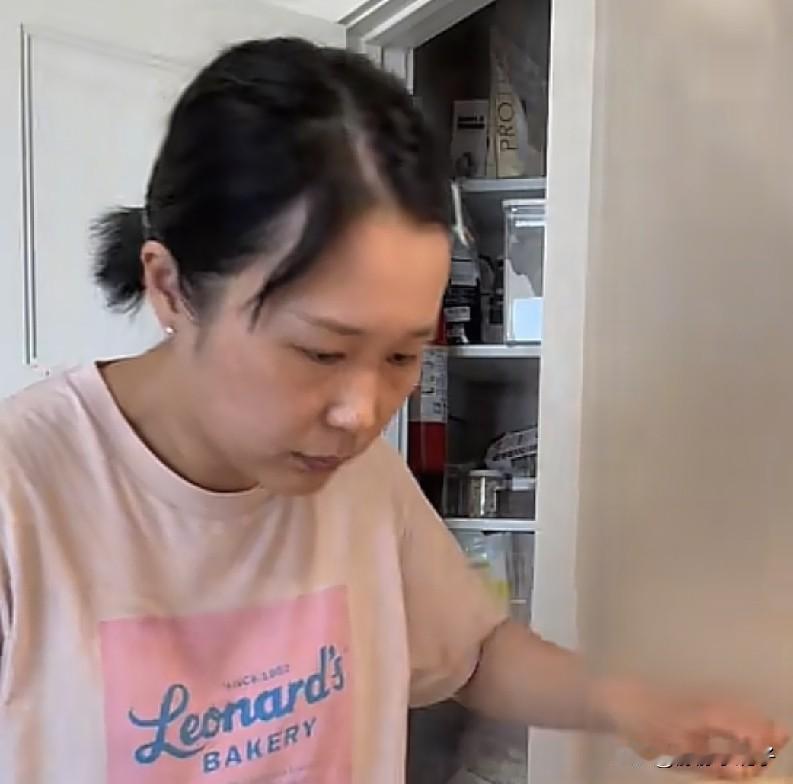 小黄远嫁美国，最近一直不出镜，都是拍孩子拍家人，网友疑惑是不是怀孕了怕粉丝看