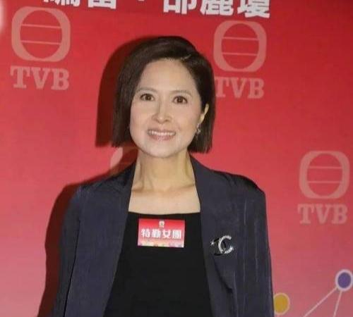 60岁的邵美琪近日罕见现身，标志性短发搭配帅气黑西装，利落干练中透着优雅。虽年过