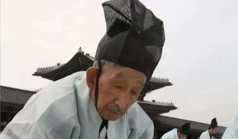 1138年，科举考试结束，赵构发现探花是一名白发苍苍的老人，便问道：“您多大，有