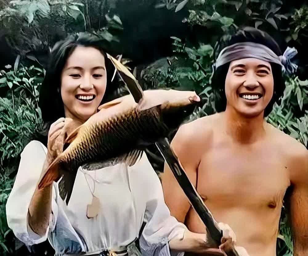 这张照片拍下了林青霞和秦汉的开心时刻。看看青霞姐，浅色小裙子一穿，那叫一