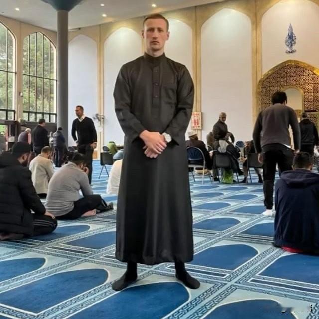 英国亿万富翁阿尔菲·贝斯特二世皈依伊斯兰教阿尔弗雷德·威廉·贝斯特（Alfr