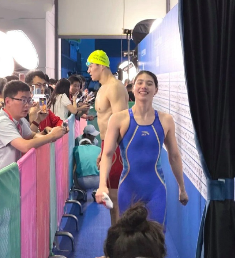 孙杨和张雨霏同框，身材都这么壮！看孙杨又高又壮，肌肉线条完美，力量感十足！而张雨