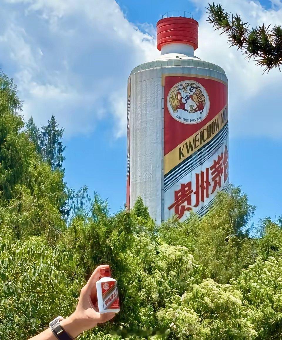 长鑫：我现在才是老大呀！长江：这把交椅你坐不了几天了长鑫：鹿死谁手还未可知也长江
