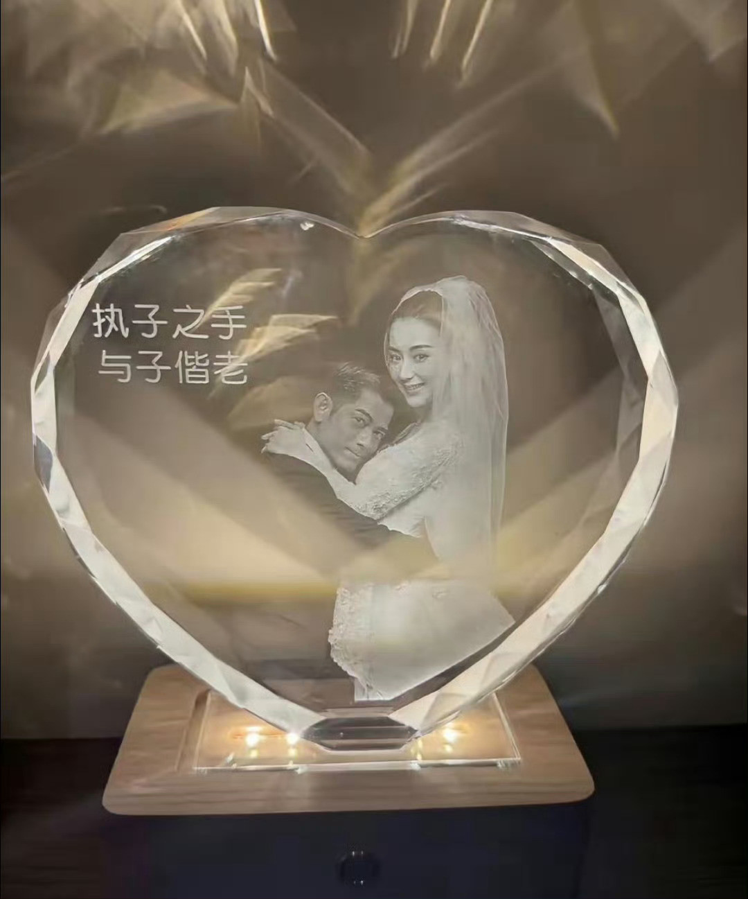 谁能想到身价不菲的郭富城，会用一件平价小礼物把方媛感动到痛哭流涕。没有铺张奢华，