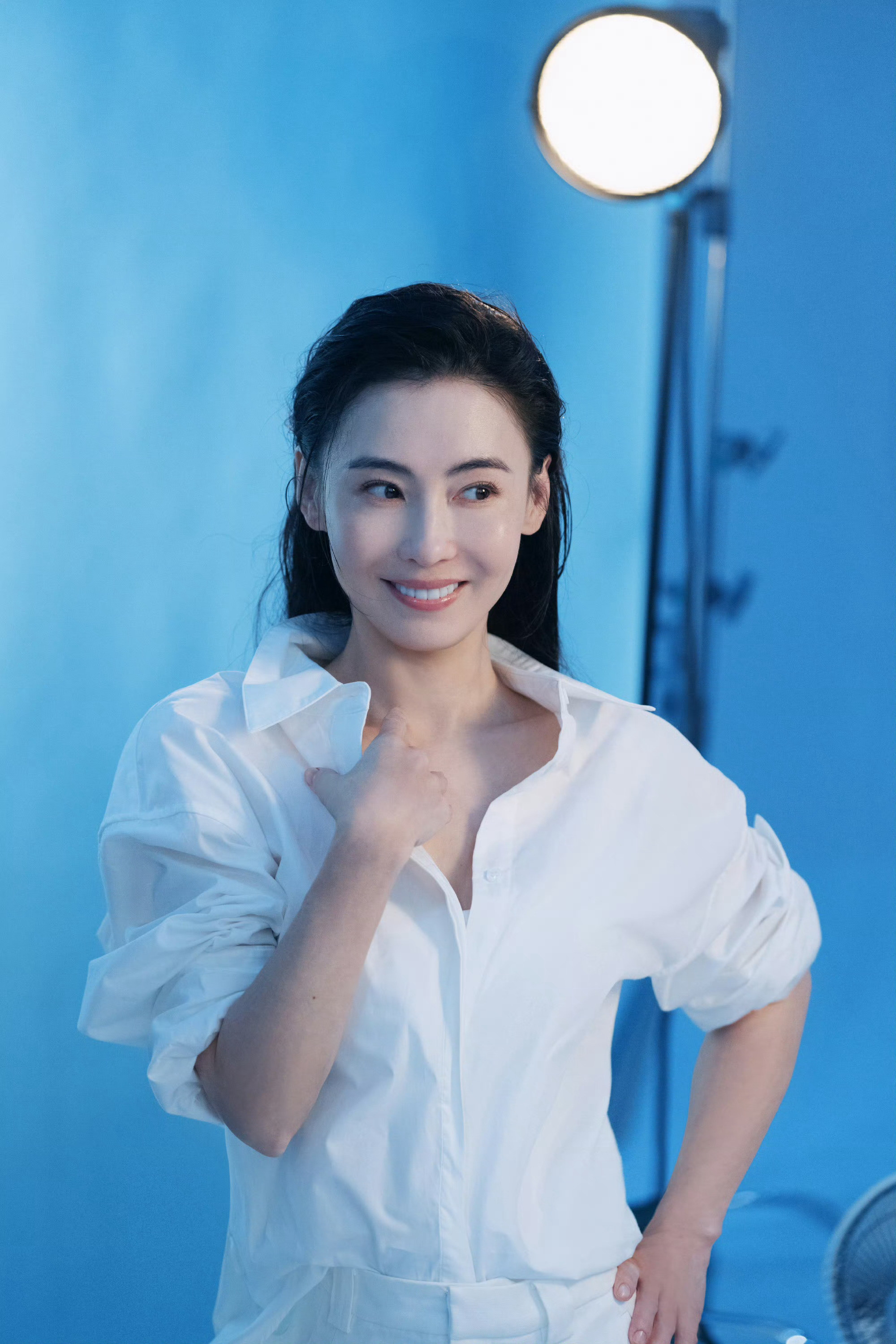 张柏芝清透感白衬衫+水光肌，发丝微乱的松弛感，干净又通透，每一帧都像在发光，