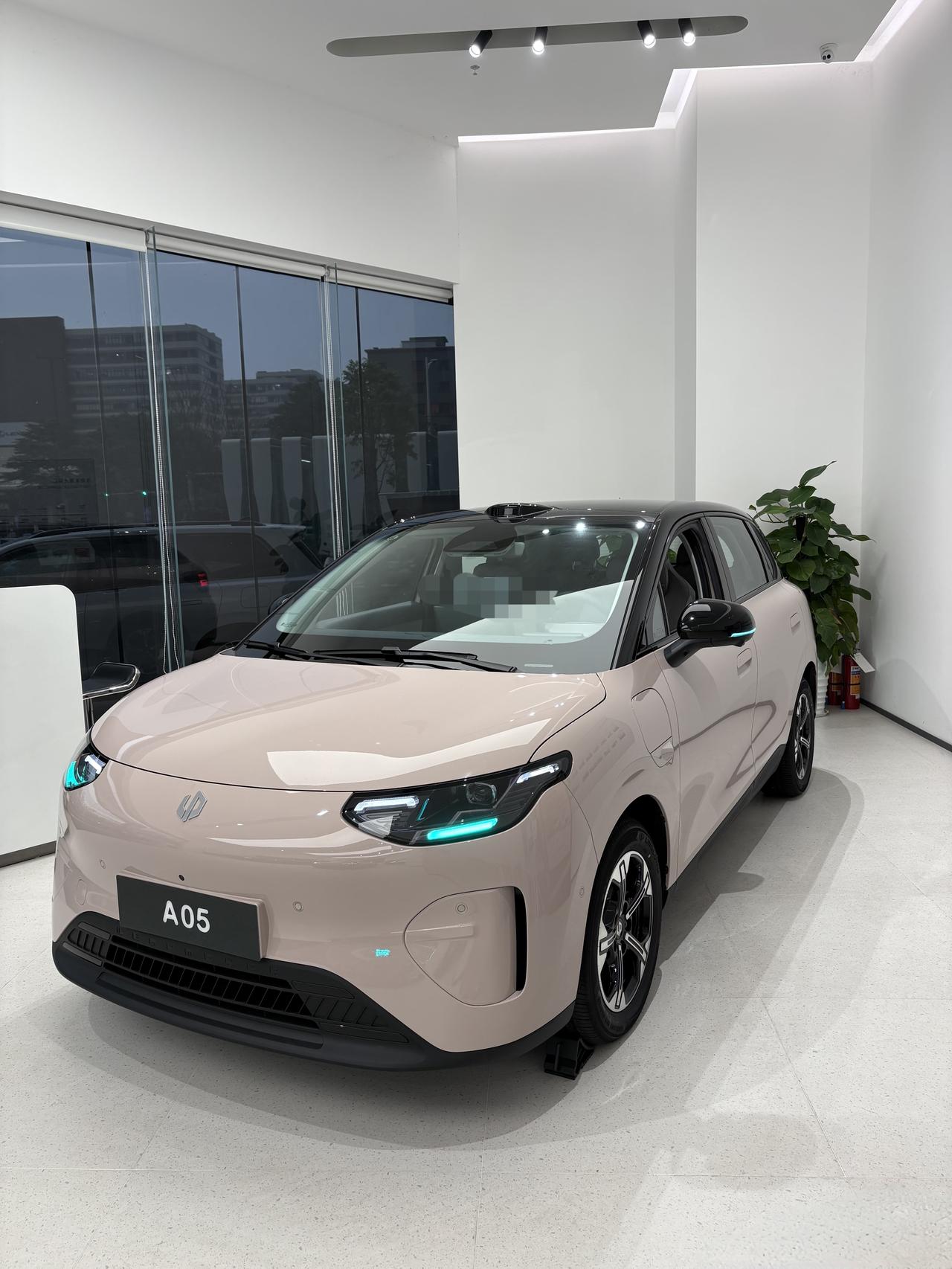 零跑A05上市那天，说实话我是抱着"看看又出个什么代步小车"的心态去看的。结果看