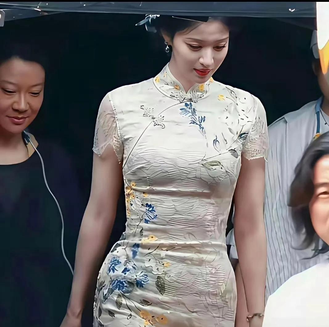 说实话，王楚然看着就不是瘦子，属于膀大腰圆的大骨架类型。女明星要是摆烂不做身材管