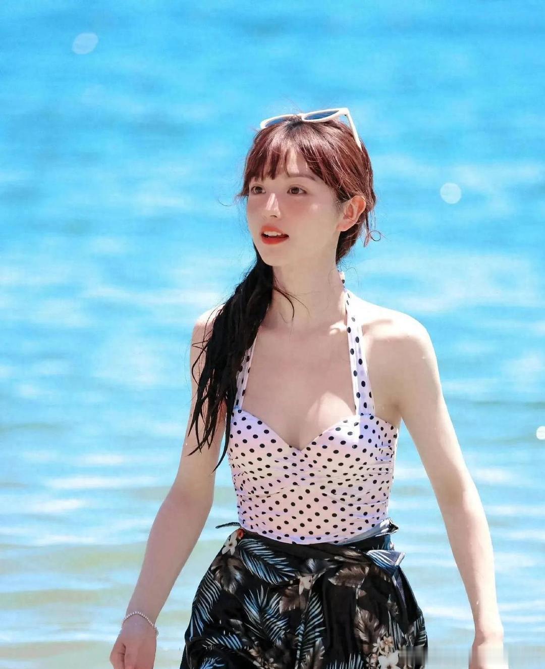 田曦薇海边泳衣写真来了！甜妹一秒变辣妹，这白皙肤色和好身段，谁看了不迷糊？
