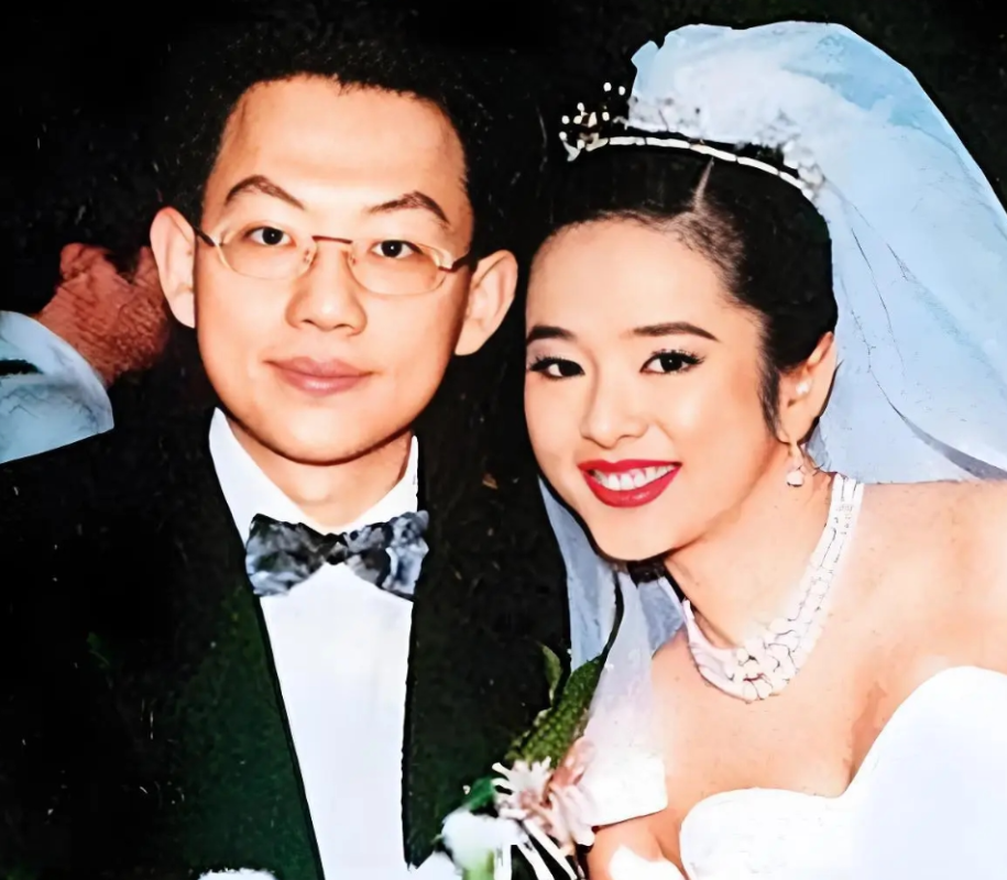 1995年，叶蕴仪拒绝了苦追她三年的林志颖，转身嫁给了千亿富豪的陈柏浩，婚后的第