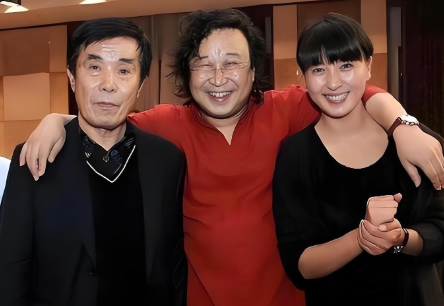 名编剧力挺闫学晶：大家要包容她、爱护她！近日，“小品王”赵本山御.用编剧何庆