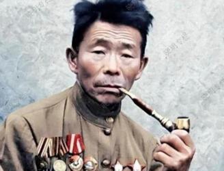 1941年，一个身材矮小的木匠加入了苏联红军，任火头兵，但是谁也没有想到，就是这