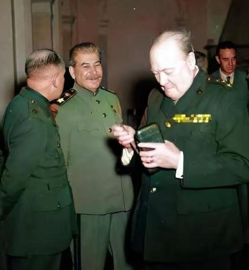 1945年,雅尔塔会议期间,丘吉尔烟瘾犯了,急忙抽出一根雪茄。他故意背着斯大林。
