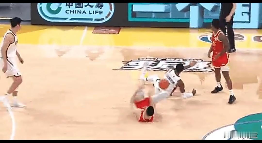 胡金秋伤退！浙江广厦2-1晋级四强，代价却难以承受！浙江广厦91-67大胜