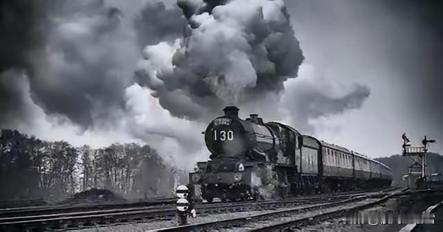 蒋纬国年轻的时候去见胡宗南，火车上面，蒋纬国正在下铺发呆的时候，一个少将走了过来