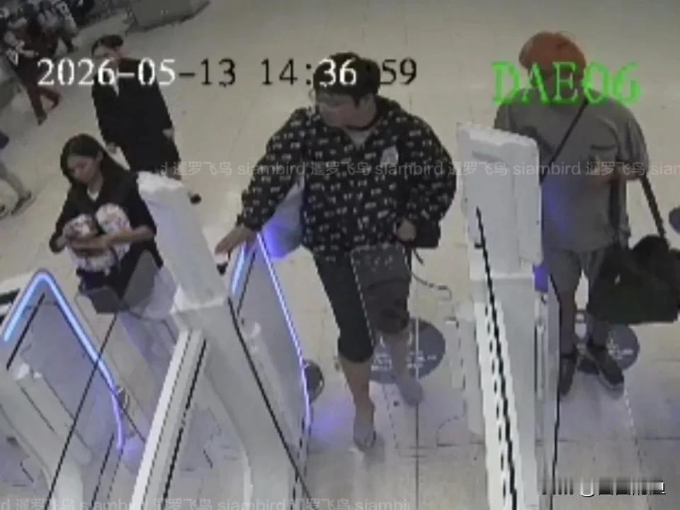 中国游客曼谷机场怒踹闸机，遭泰国终身禁入引热议5月13号下午，在泰国曼谷素万