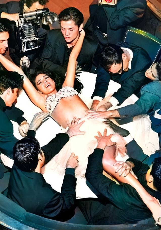 🌞这是1992年28岁的意大利国宝级性感女神莫妮卡性感豪放地躺在圆桌上。许