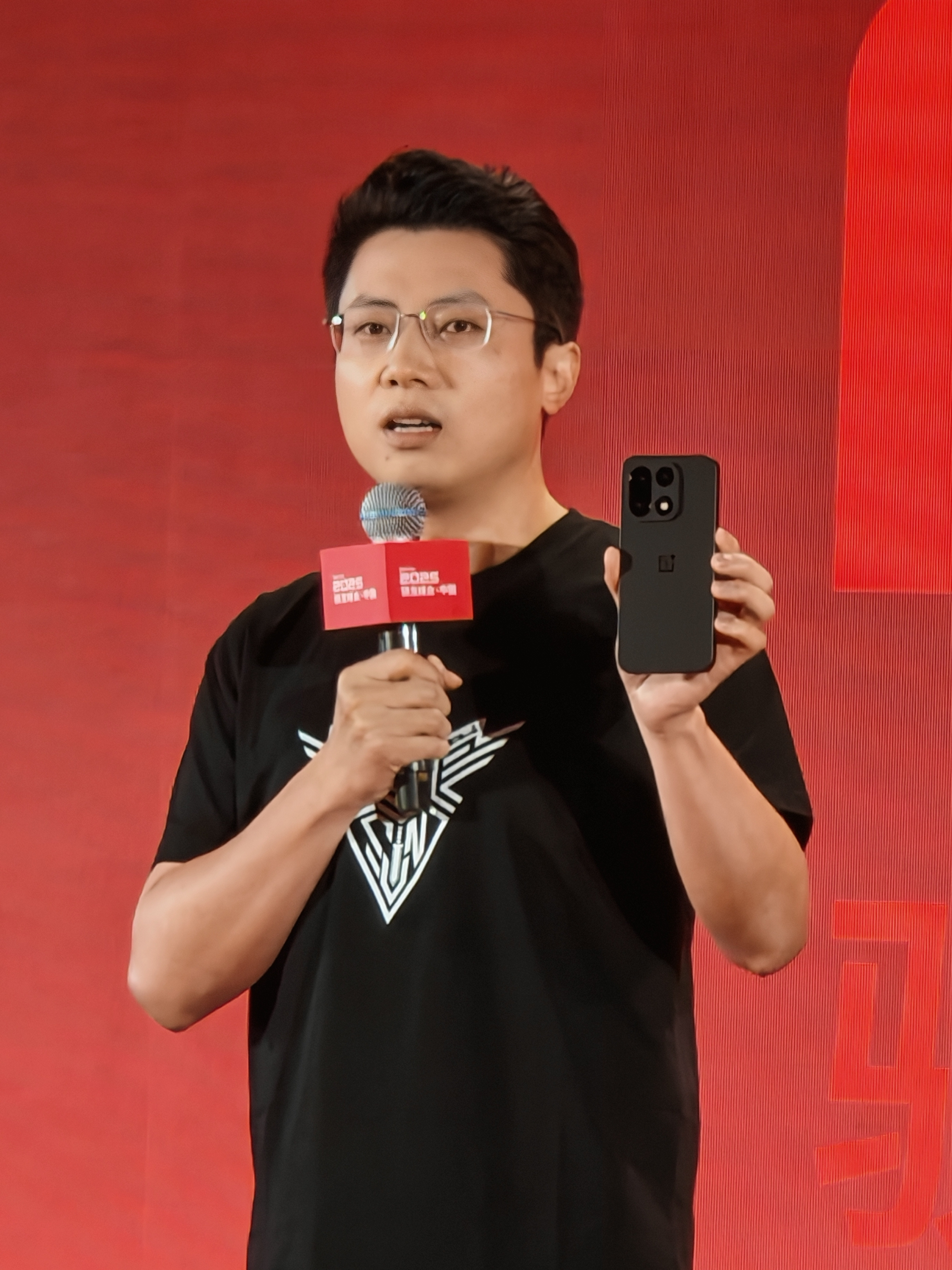 来了，高通骁龙峰会现场，李杰高调展示一加15真机！有点帅呀！[666]​​​