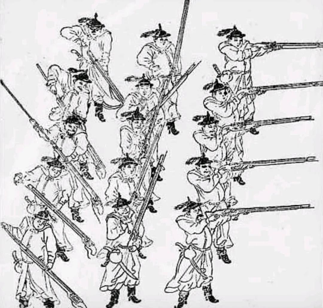 鸦片战争时，清军还是冷热兵器混装，而英军已经是全热兵器了，当时清朝虽然不能大规模