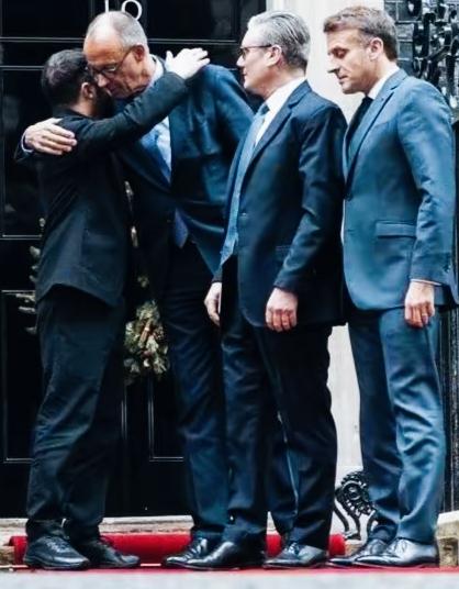 墨茨的拥抱不知泽连斯基有什么样的感受呢？这样的拥抱是安慰吗？泽连斯基通过这样