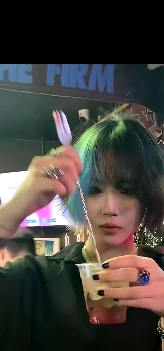 窦靖童在台上握着麦克风，同父异母的妹妹窦佳嫄却在吧台前摇着调酒壶。圈里一人走红全家沾光太常见。明星开