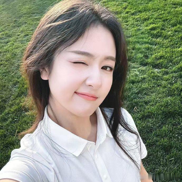 李兰迪下班秒变抽象迪李兰迪下班的“抽象迪”太有梗了！投入的模样又萌又逗，展现