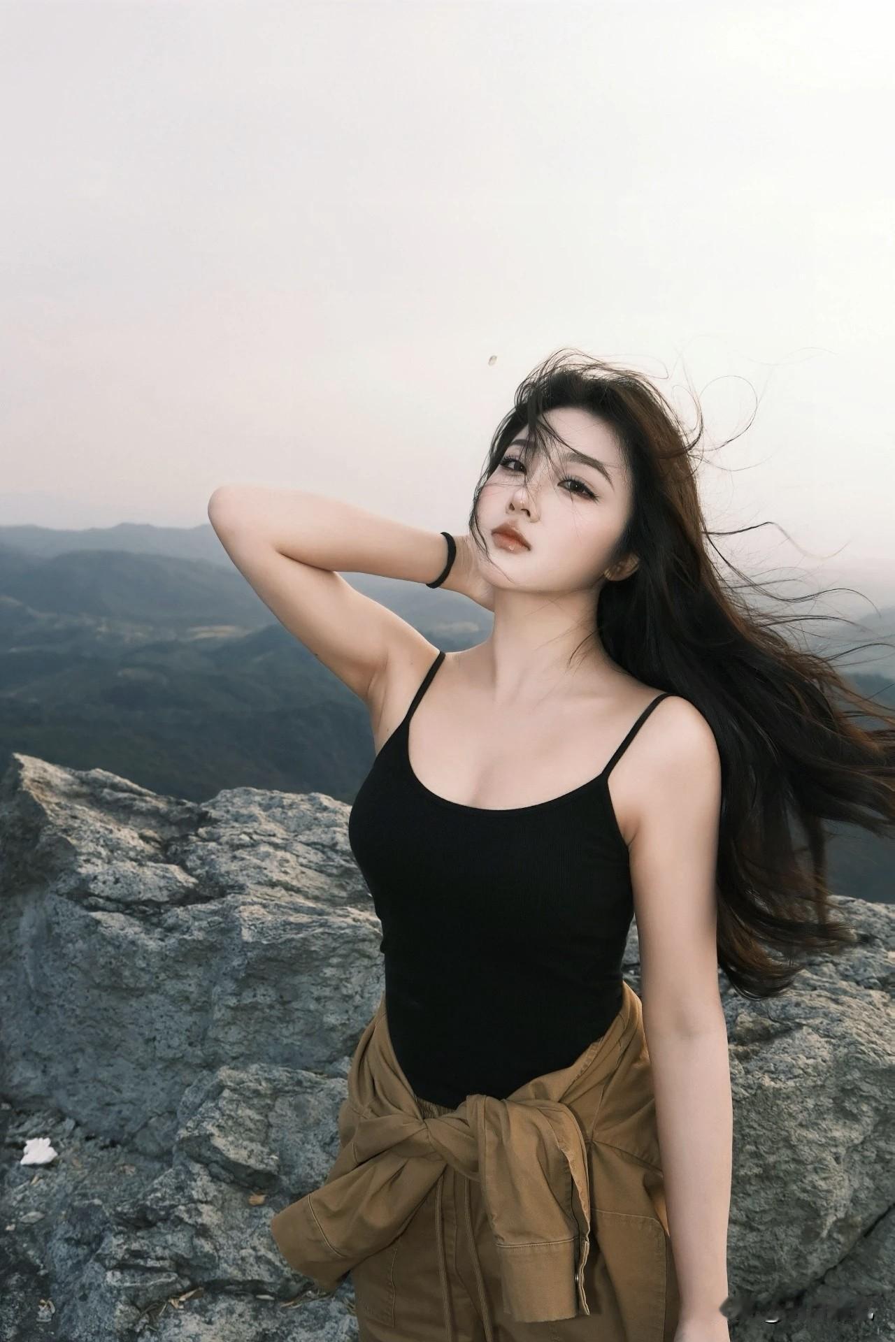 终于爬到山顶，不拍两张真的对不起这一身汗！⛰️上周去爬山，到顶的那一刻风超大