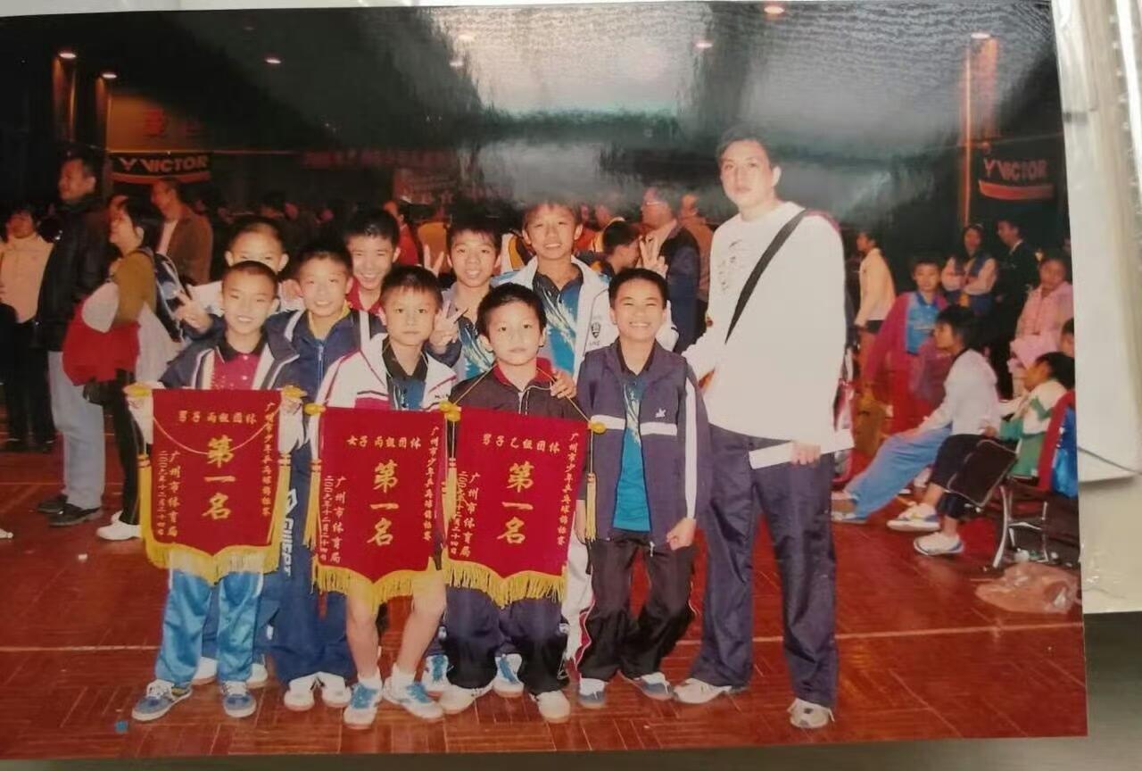 东东从小就把锦旗挂在脖子上了，真的是可爱到家了，7号和小胖真的是等比例长大！樊