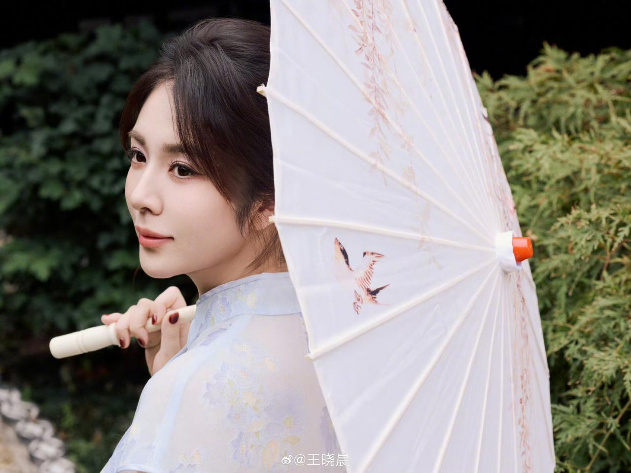 王晓晨的新中式旗袍真是太美了，古风意境，果真是漫步长安、白伞栖燕、草木为伴，美哉