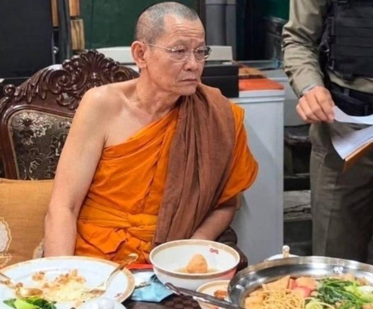 看了一下这个视频，不明白泰国这个高僧，到底是图啥呢？这女的长得也不好看啊。