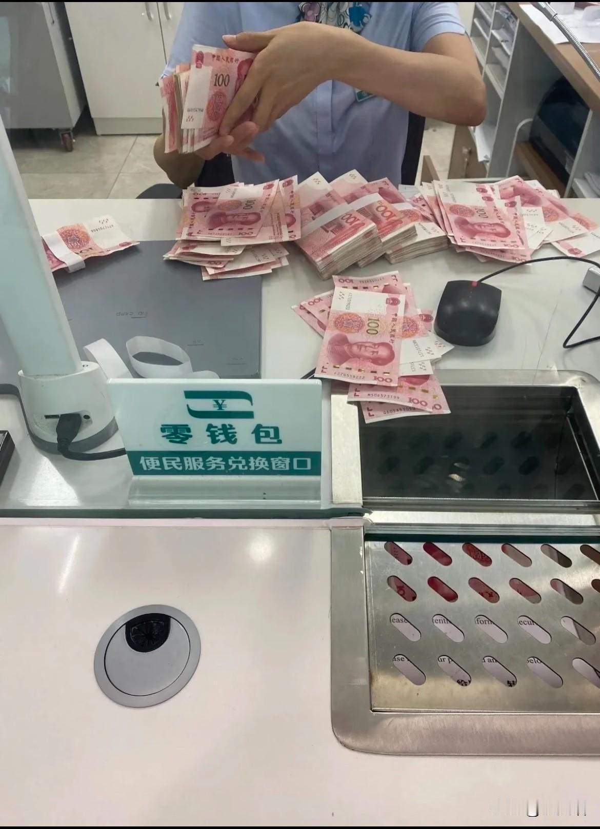 大家发现没？今年银行存款利率简直降麻了！一年期利率跌破1%，三年期刚1.25