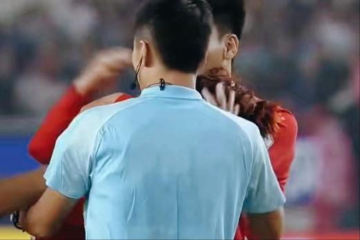 谁说冷酷无情？南通队长李贤成失点丢冠，担任主裁判的名哨马宁上前拍头安慰。李贤