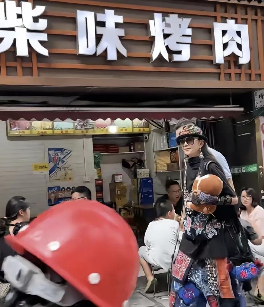 7月18日，杨丽萍登上热搜，一身奇葩装扮显年轻现身贵州好吃街7月18号那天，