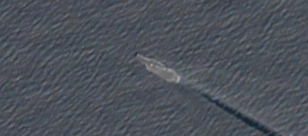 ​从卫星监控的画面可以看得出，美国林肯号航母仍在霍尔木兹海峡，这时候遇到可能遭到