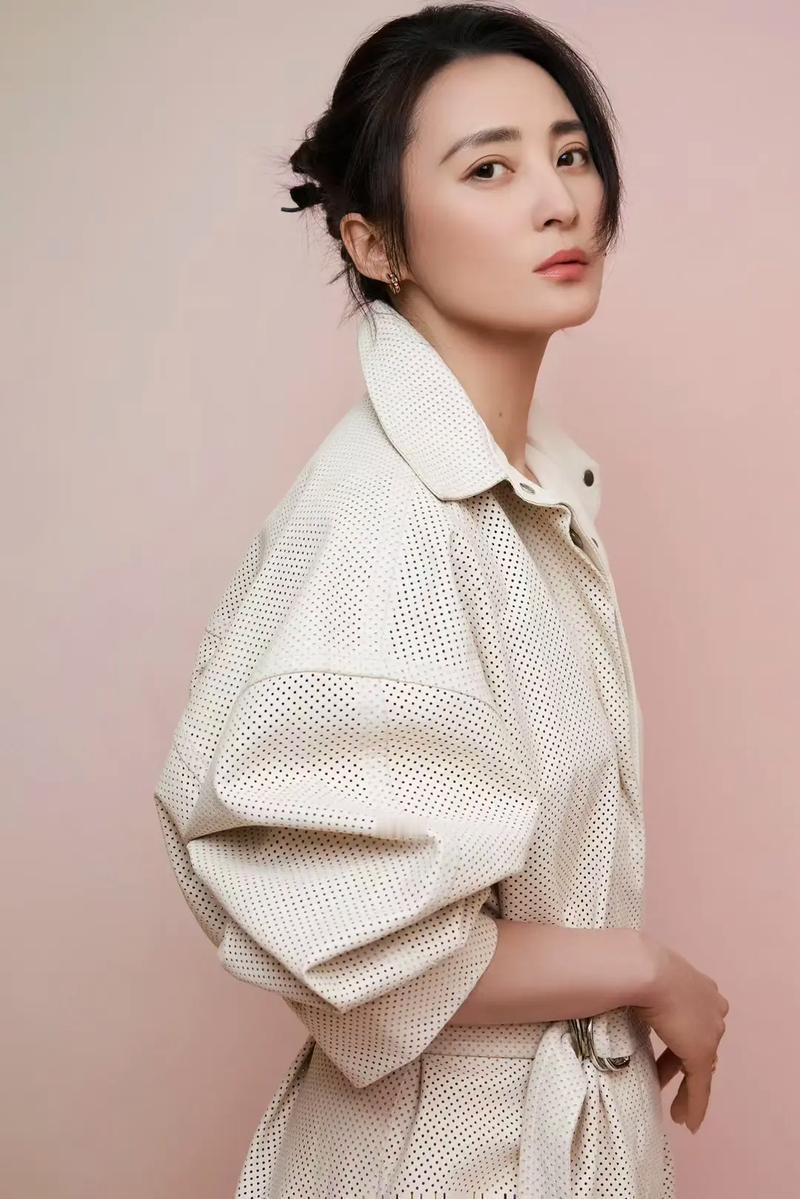 演员蒋勤勤说：我当年考进北京电影学院，一进校园就轰动了，老师同学都盯着我看。身姿